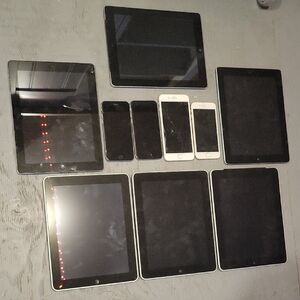 Older Apple Black & White Tablets/Phones Bundle ( All Work, Tested)